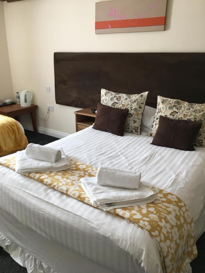 The Chequers Bed and Breakfast Royston  Buitenkant foto