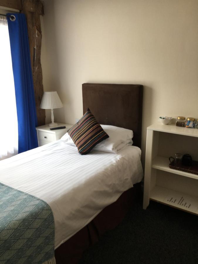 The Chequers Bed and Breakfast Royston  Buitenkant foto