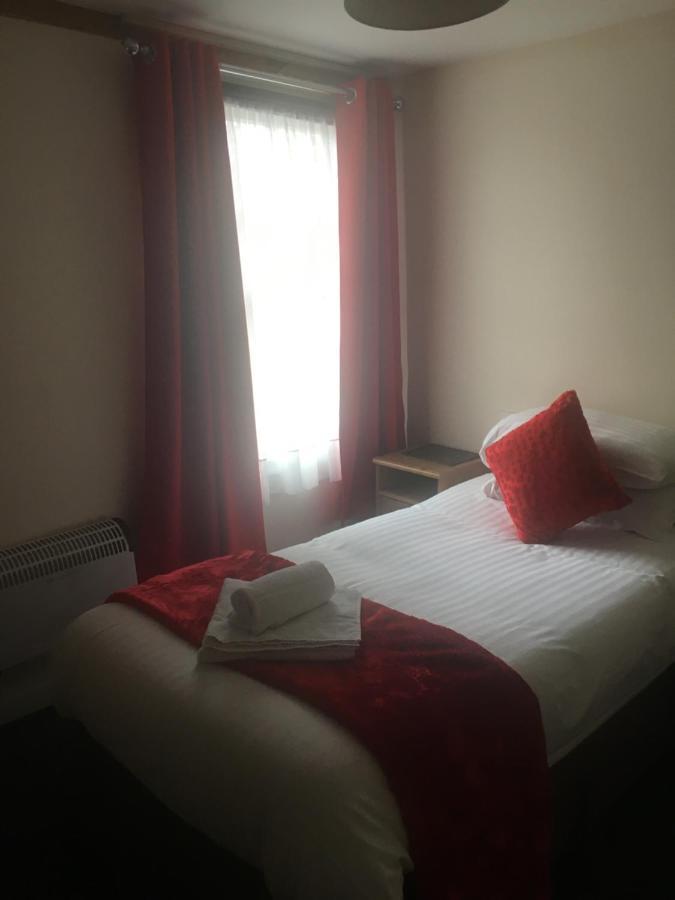 The Chequers Bed and Breakfast Royston  Buitenkant foto