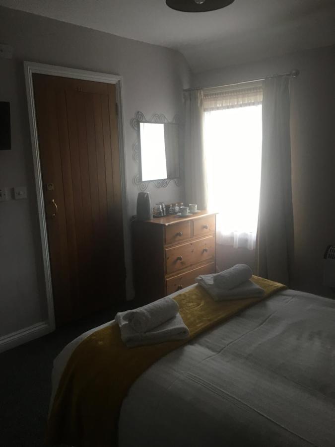 The Chequers Bed and Breakfast Royston  Buitenkant foto