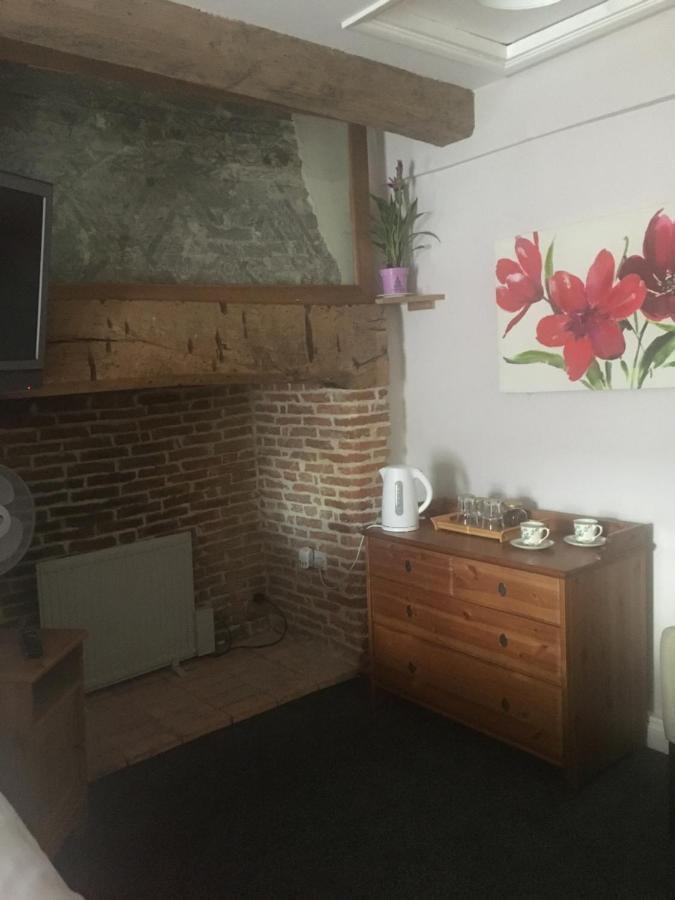 The Chequers Bed and Breakfast Royston  Buitenkant foto